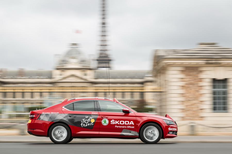  Skoda Superb Red Car in Tour de France 2015 года  (фото 2 из 7)